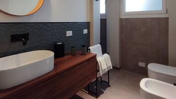 Doccia, asciugacapelli, bidet, asciugamani