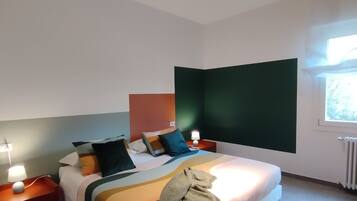 3 chambres, bureau, fer et planche Ă repasser, lit parapluie