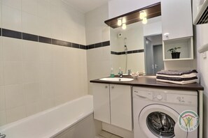 Badekar, hårføner og håndklær