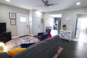 تلفزيون، كُتُب، مكتبة موسيقى، مكتبة فيديو