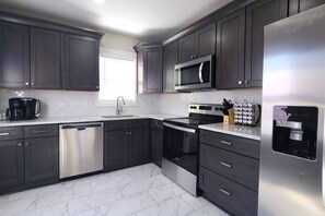 ثلاجة، ميكروويف، فرن، موقد طهي مسطح