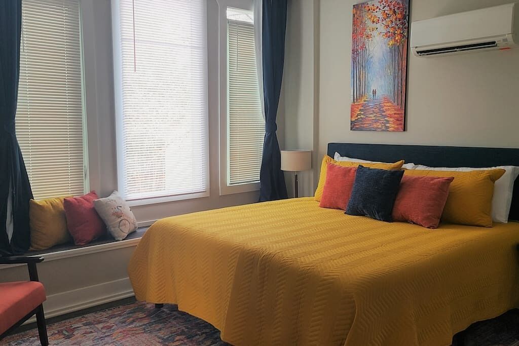 1 slaapkamer, verduisterende gordijnen, een strijkplank/strijkijzer