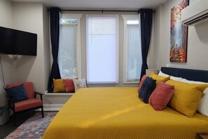 1 dormitorio, cortinas opacas, tabla de planchar con plancha