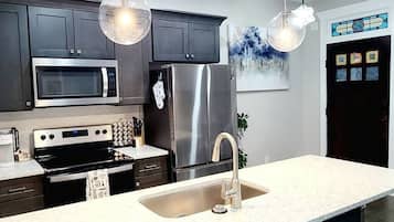 Réfrigérateur, four à micro-ondes, un four, surface de cuisson