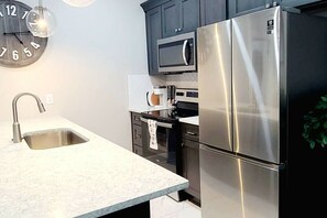 Refrigerador, microondas, horno, placa de cocina