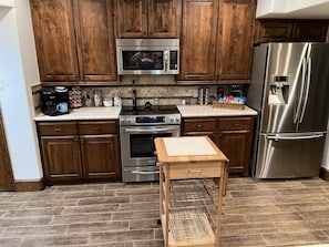 Fridge, microwave, oven, stovetop - Waterfront Townhome in Walden -Great view, yard, dock, and easy water access. (Montgomery)