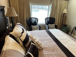 2 quartos, ferros/tábuas de passar roupa, berço de viagem