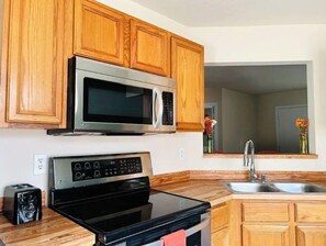 Refrigerador, microondas, horno y parrilla de estufa 