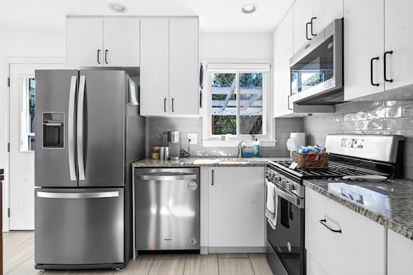 Een koelkast, een microgolfoven, een oven, een kookplaat