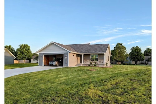  HARVEST COTTAGE Cozy home for family memories in a small town..