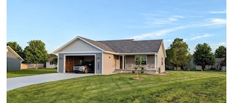  HARVEST COTTAGE Cozy home for family memories in a small town..
