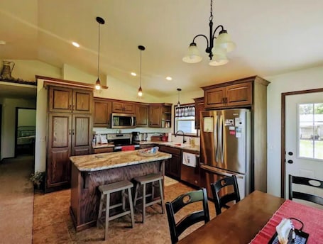 Fridge, microwave, oven, stovetop. HARVEST COTTAGE Cozy home for family memories in a small town..