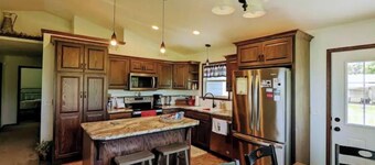  HARVEST COTTAGE Cozy home for family memories in a small town..