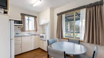 ์คํ ๋ค๋ ์บ๋น, ์นจ์ค 2๊ฐ (Sleeps 6) | ๊ฑฐ์ค ๊ณต๊ฐ
