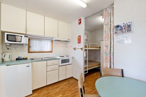 Economy Studio - Sleeps 6 (No Bathroom) | Essbereich im Zimmer