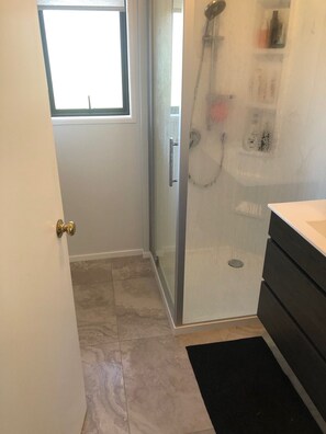 Shower, hair dryer - 400m Walk to Beautiful Matarangi Beach (Matarangi)