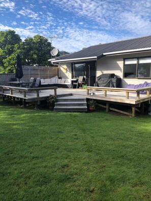 Outdoor dining - 400m Walk to Beautiful Matarangi Beach (Matarangi)