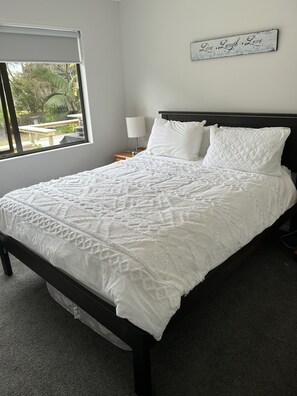 3 bedrooms, iron/ironing board, free WiFi - 400m Walk to Beautiful Matarangi Beach (Matarangi)