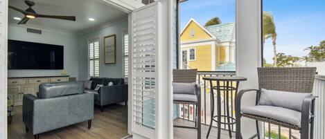 Pejs, bordtennisbord, stereoanlæg