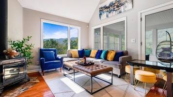 Smart-TV, peis, videospill og filmbibliotek