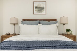 3 bedrooms, WiFi - TigerTown Retreat - Comfort Minutes from Campus (Central)