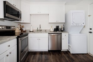 Private kitchen - TigerTown Retreat - Comfort Minutes from Campus (Central)