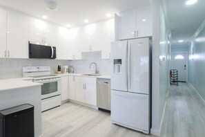 Kjøleskap, mikrobølgeovn, ovn og kokeplater