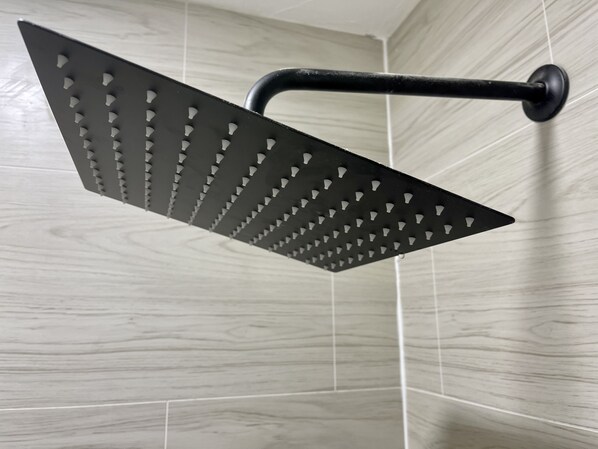 Bathroom shower - Cozy and Modern Waterfront Cottage (Eufaula)