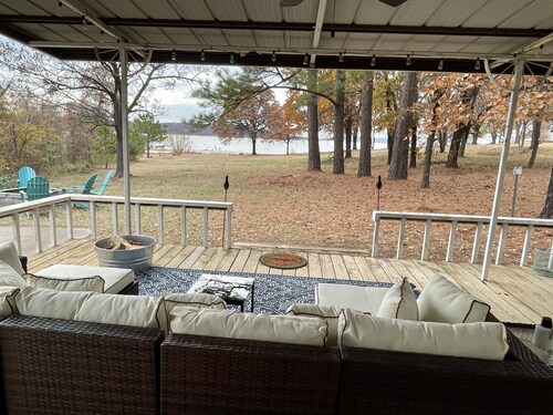 Cozy and Modern Waterfront Cottage