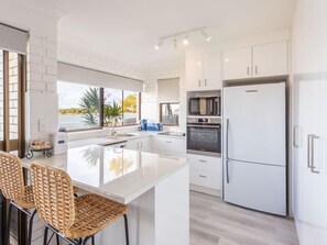 Fridge, microwave, oven, stovetop - Relax & unwind in the "Beach House" (Maroochydore)