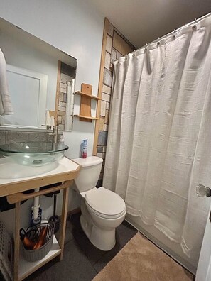 Baignoire, séchoir à cheveux, serviettes fournies