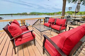 Outdoor dining - The Villa @ Kleinshore Resort / Lake Hamilton (Hot Springs)