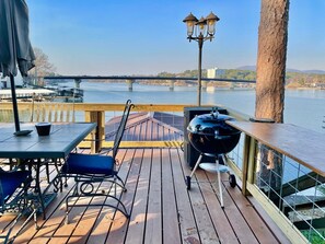Outdoor dining - The Villa @ Kleinshore Resort / Lake Hamilton (Hot Springs)