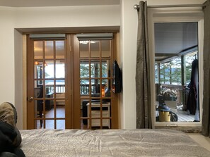 1 bedroom, iron/ironing board, travel crib, WiFi - The Bear Den. Water view, eagle view, deer and  black bear, cover deck and BBQ. (Ketchikan)