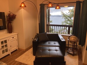 Smart TV - The Bear Den. Water view, eagle view, deer and  black bear, cover deck and BBQ. (Ketchikan)