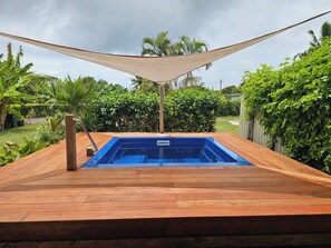 Outdoor spa tub - Mango Cottage with AC, Unlimited Wifi, Plunge pool (Ngatangiia District)