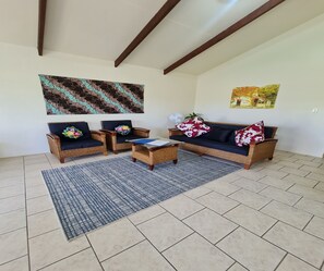 Smart TV, DVD player, livros