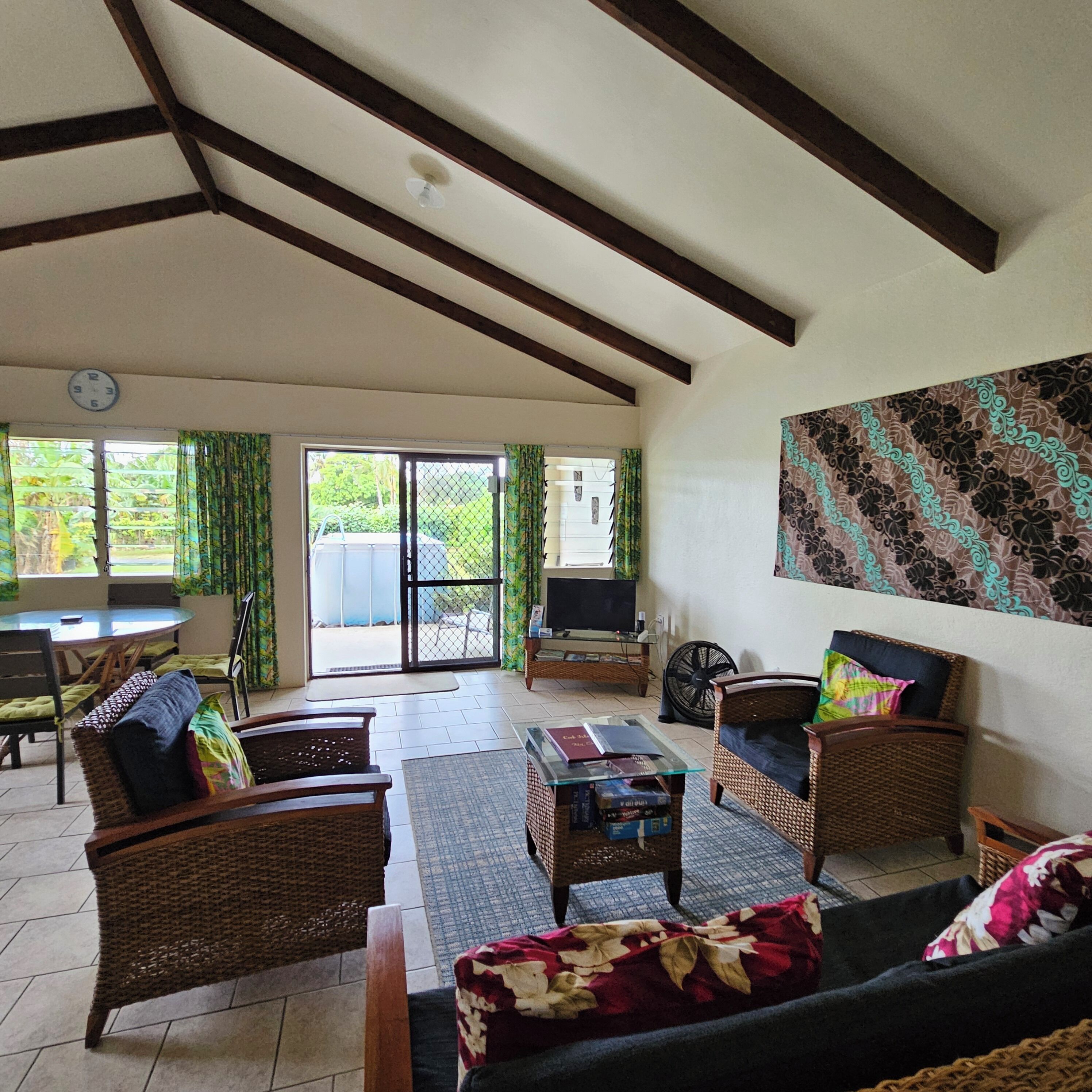 Smart-TV, DVD-spiller og bøker