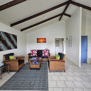 Smart TV, DVD player, books - Mango Cottage with AC, Unlimited Wifi, Plunge pool (Ngatangiia District)