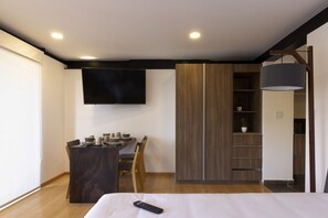 1 habitación, escritorio, wifi gratis y ropa de cama 