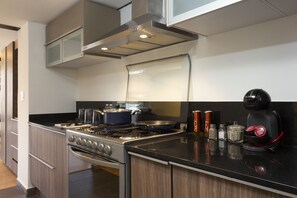 Refrigerador, microondas, horno y cafetera y tetera 
