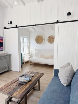 Smart TV, books - Laguna Beach House - steps from the sand! (Laguna Beach)