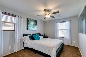 4 bedrooms, in-room safe, desk, iron/ironing board - Spacious Updated Gem in Perfect Quiet Neighborhood Location off the 303 & HV (Peoria)