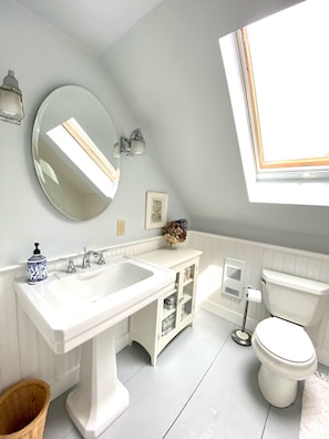 Ensemble douche/baignoire, serviettes fournies, savon, papier toilette