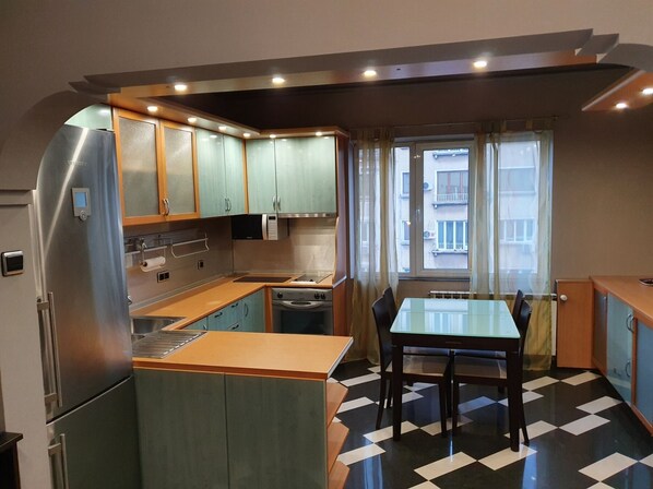 Fridge, oven, stovetop, dishwasher - Your home away from home. (София)