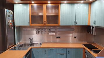 Frigorifero, forno, piano cottura, lavastoviglie