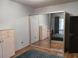 2 soveværelser, skrivebord, lydisolering, strygejern/strygebræt