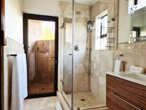 Shower, hair dryer, bidet, towels - Luxury Villa on wildlife & golf estate Hartbeespoort South Africa (Bushveld View Estate)
