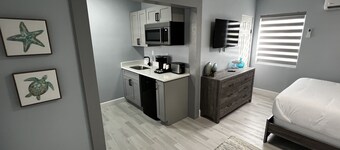 Cozy Beachside Modern Boutique Hotel Suite with Kitchen - by Oceano Suites