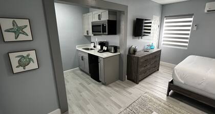 Cozy Beachside Modern Boutique Hotel Suite with Kitchen - by Oceano Suites